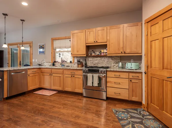 2936 NE Red Oak Dr, Bend, OR 97701