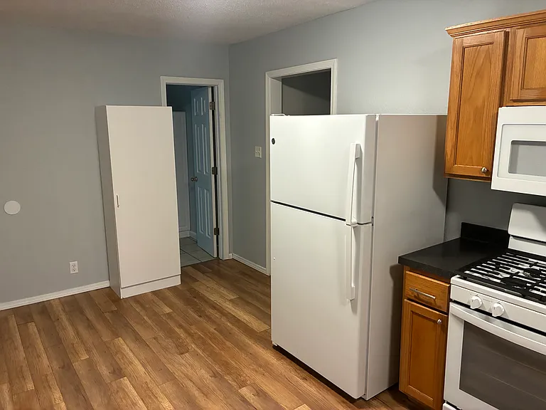 424 E Ash St — Photo 5