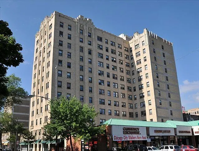 Uptown Regency - 5050 N Sheridan Rd — Photo 2