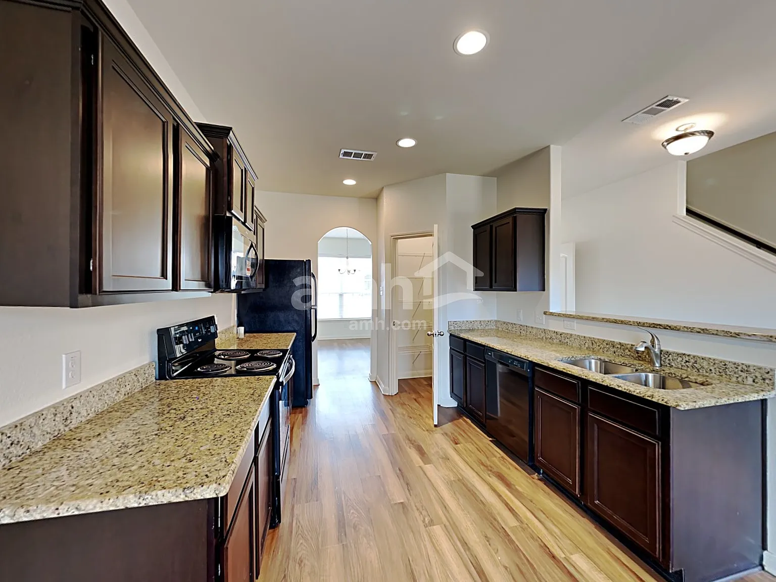 4 bed, 2.5 bath, 2312 sqft, $2,465 — Photo 3