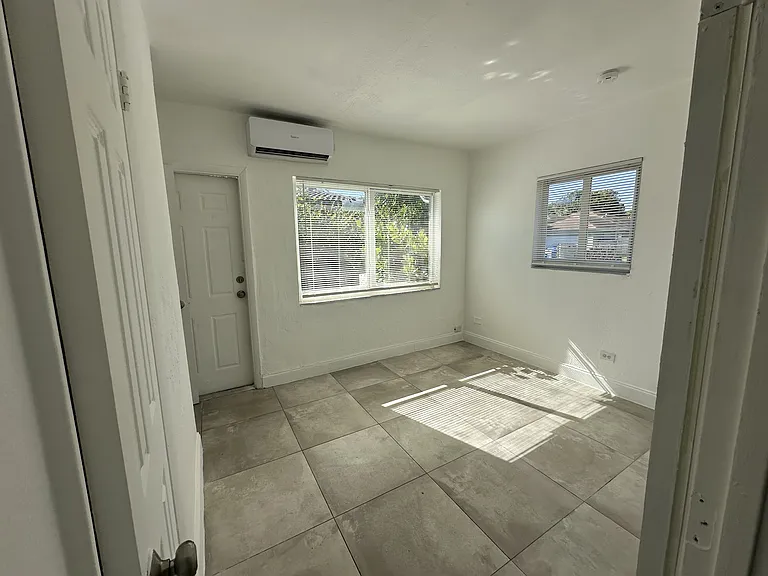 916 NW 3rd Ave — Photo 10