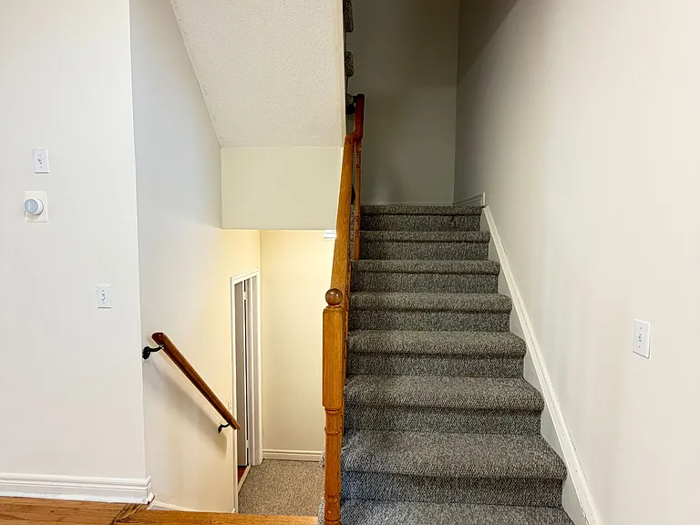 937 Ledbury Cres — Photo 8