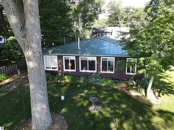 3rd image of 2184 N Huron Rd