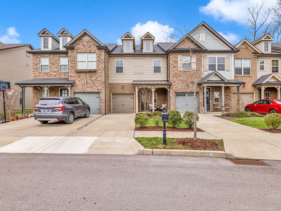 2nd image of 2573 Wellesley Square Dr
