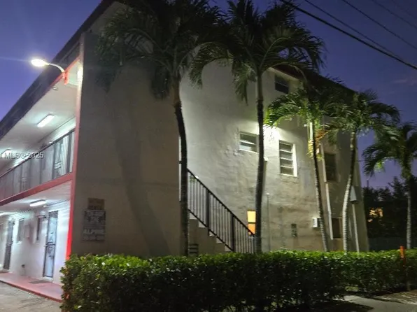 1000 W 28th St APT 2, Hialeah, FL 33010