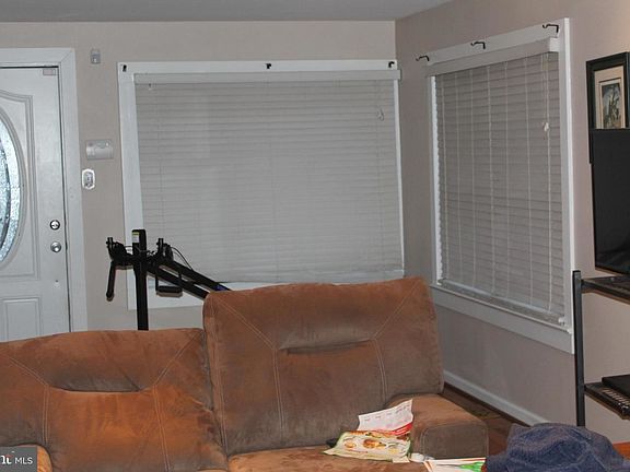 2nd image of 25 W Buckingham Ave