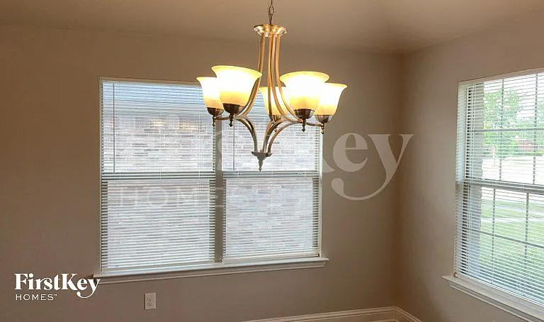 610 Canvas Ct — Photo 2