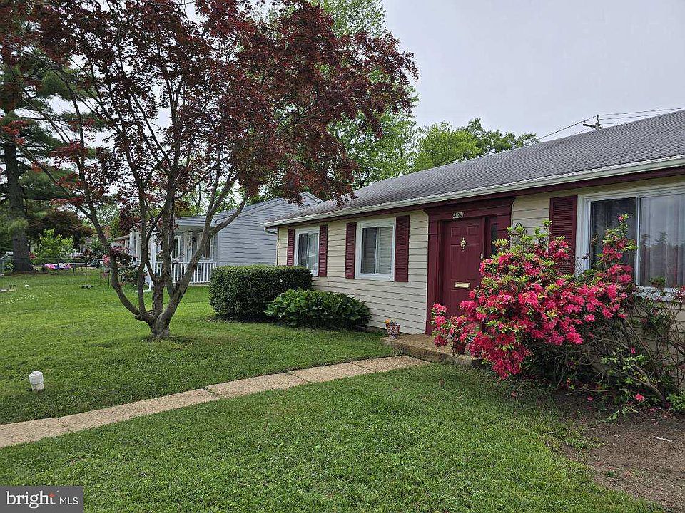 2nd image of 804 Castle Rd