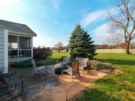 4th image of 7 Glade Cir E