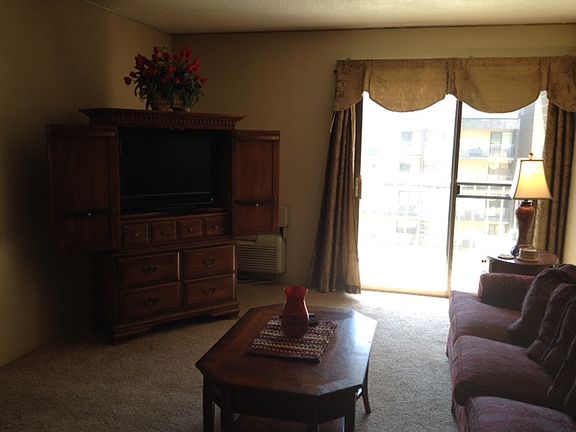 2nd image of 2106 Kanawha Blvd E