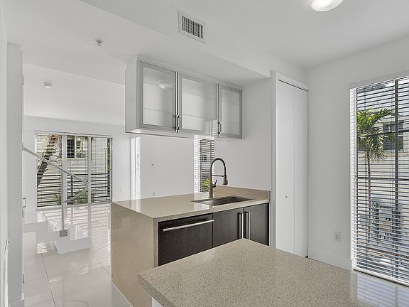 2nd image of 928 Pennsylvania Ave APT 7A