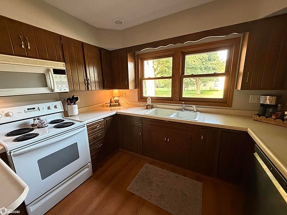 4th image of 821 2nd Ave NE