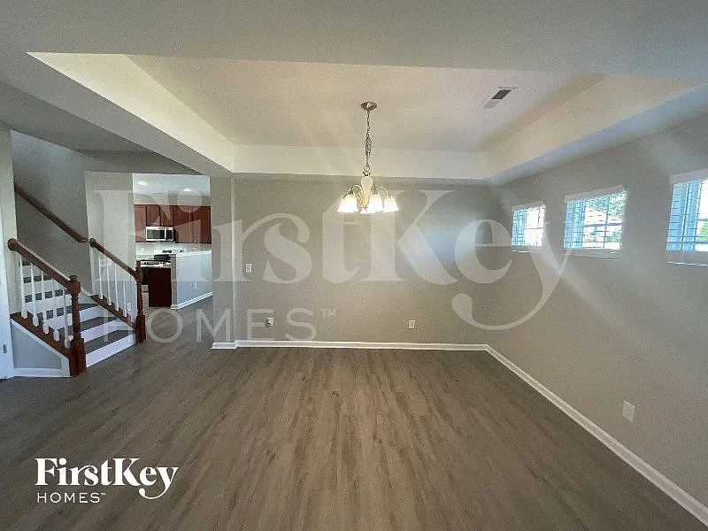 4 bed, 2.5 bath, 2726 sqft, $2,200 — Photo 3