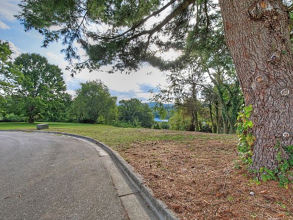 5th image of 2 Sweetwood Dr