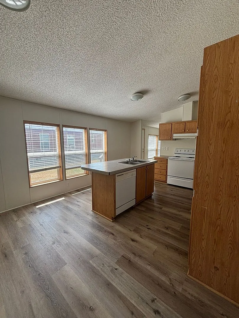 Centrally Located 3 BD 2 BA Modular Home — Photo 4
