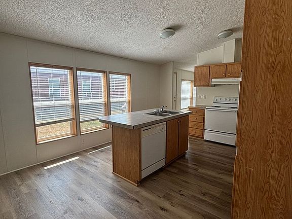 4th image of 221 Silver Maple Dr