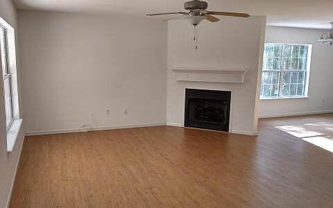 4th image of 820 SW Zinnia Way