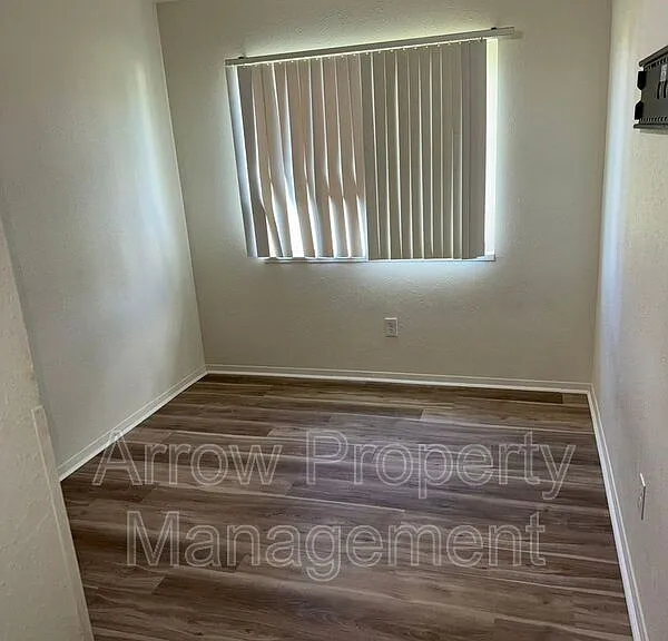 305 N East St #11 — Photo 9
