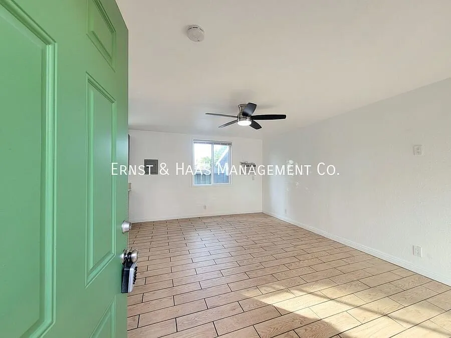 Lovely Triplex Apartment in the Heart of Downtown Long Beach across from Cesar Chavez Park! — Photo 2