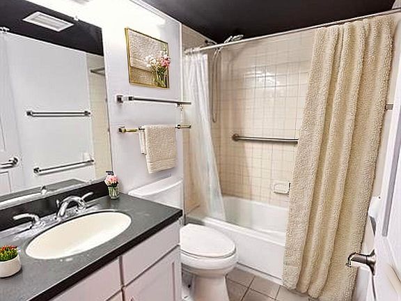 4th image of 739 W Hamilton St #302