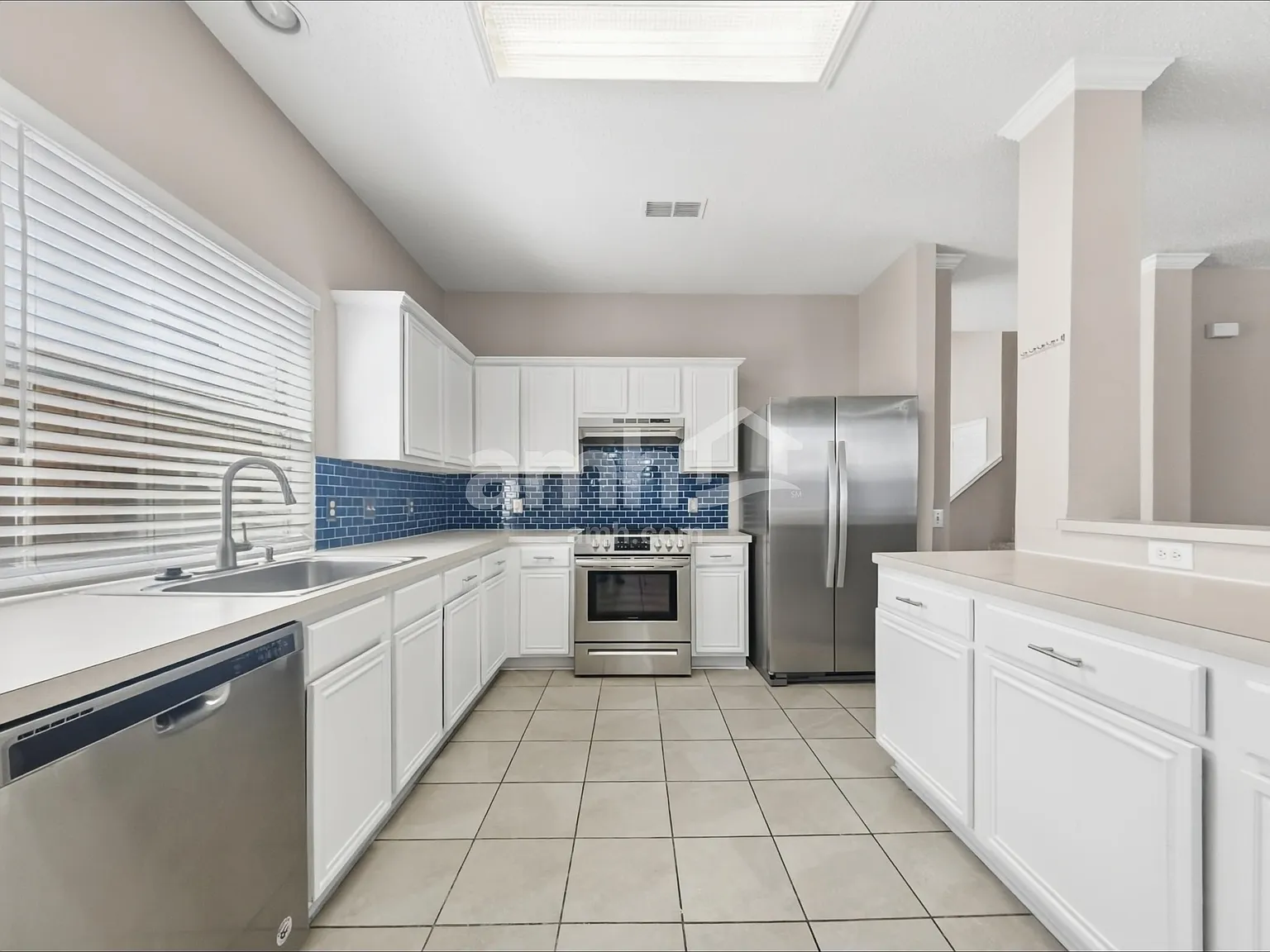 4 bed, 2.5 bath, 2805 sqft, $2,470 — Photo 3
