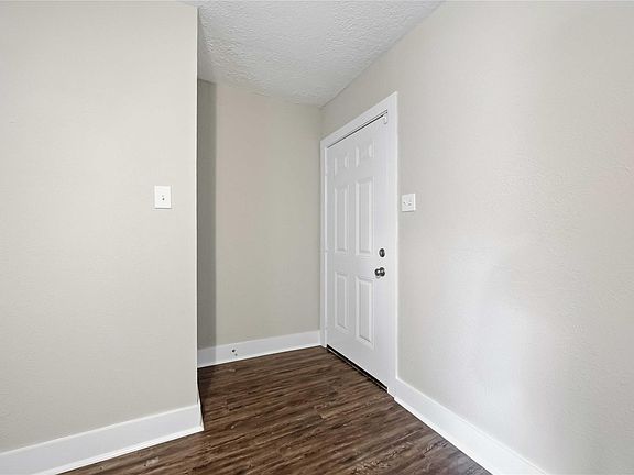4th image of 113 E Witcher Ln