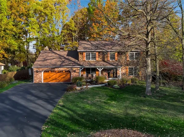 8240 Clarherst Dr, East Amherst, NY 14051
