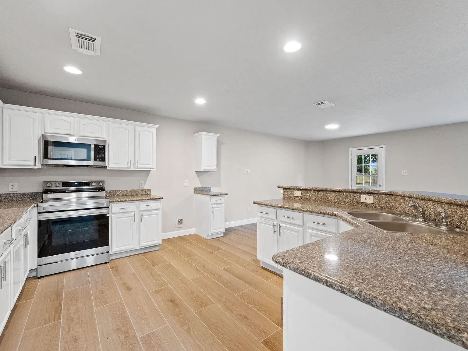 4 bed, 2.5 bath, 2192 sqft, $2,150 — Photo 2