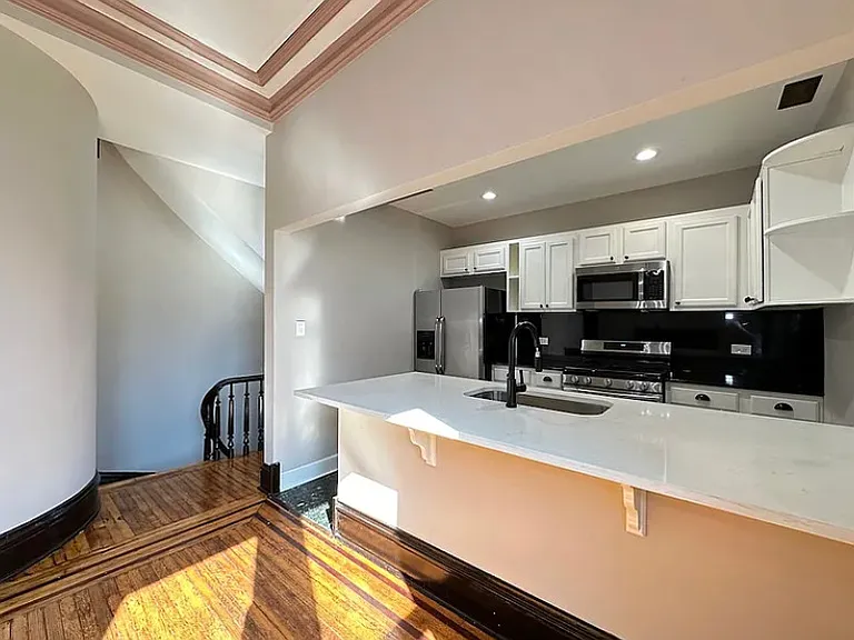 238 S Ashland Ave — Photo 3