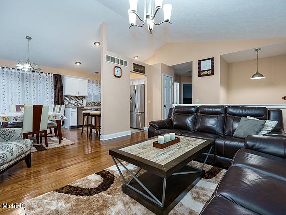 4th image of 212 Regent St SE