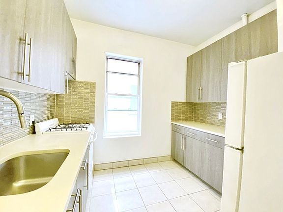 2nd image of 22 Saint Nicholas Pl APT 23