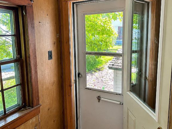 3rd image of 56685 Rockland St