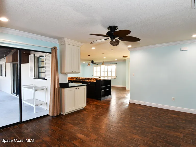 405 Sparrow Dr — Photo 16