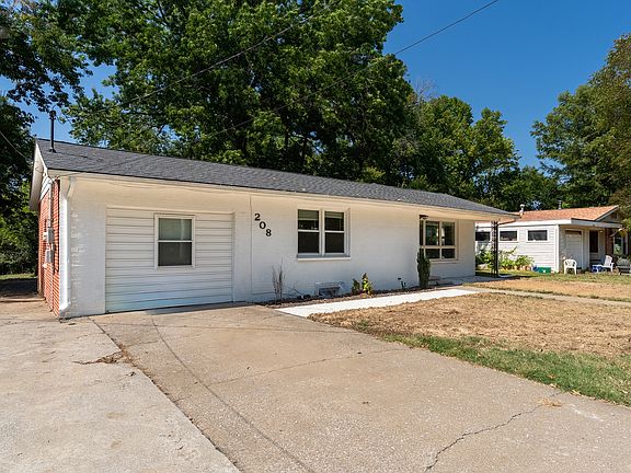 3rd image of 208 S Pine Ln