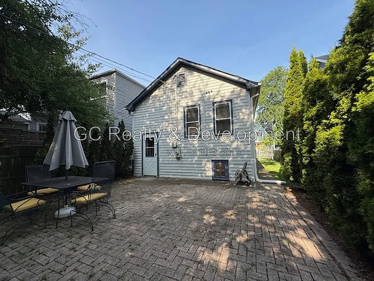 2415 Hastings Ave — Photo 17