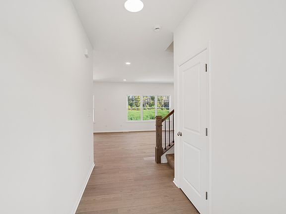 4th image of 6170 Lakewood Ave