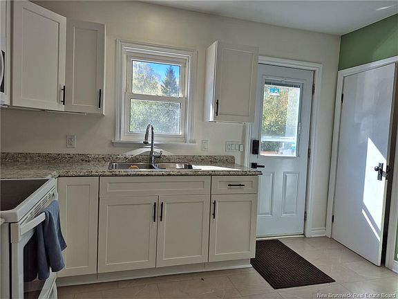 3rd image of 557 Canada St