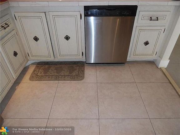 3rd image of 1000 NE 14th Ave APT 402