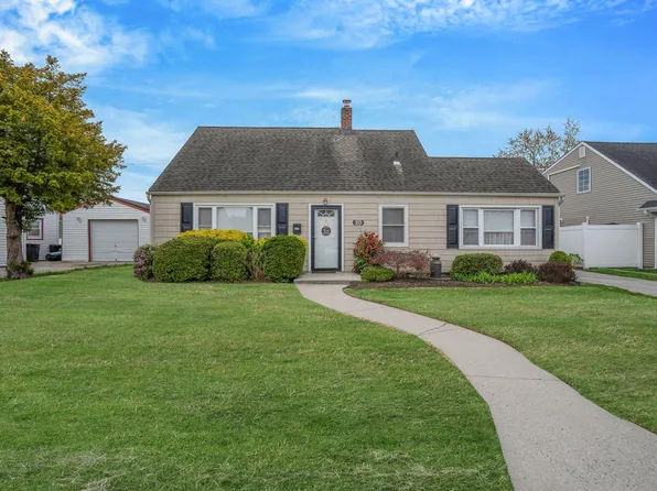 20 Harbor Lane, Levittown, NY 11756