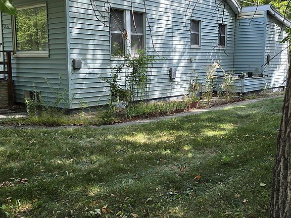 4th image of 257 8th St N