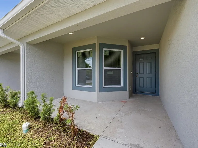 736-738 Gilbert Ave S — Photo 3