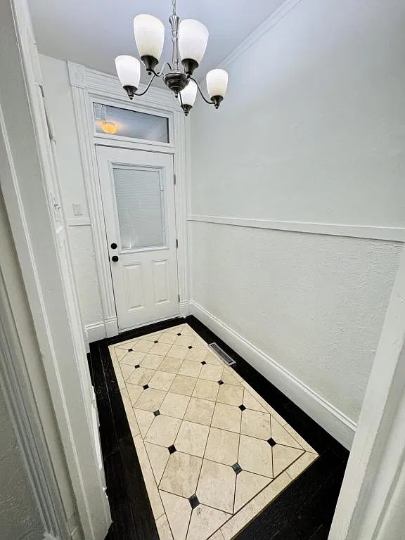 718 E Broadway — Photo 4