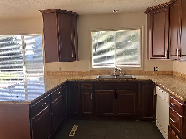10400 SE Hillcrest Dr — Photo 8