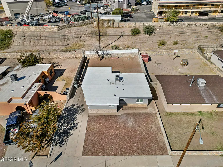1015 N Clark Dr — Photo 7