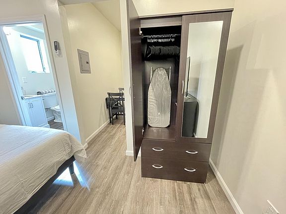 2nd image of 833 Victoria Ave #1