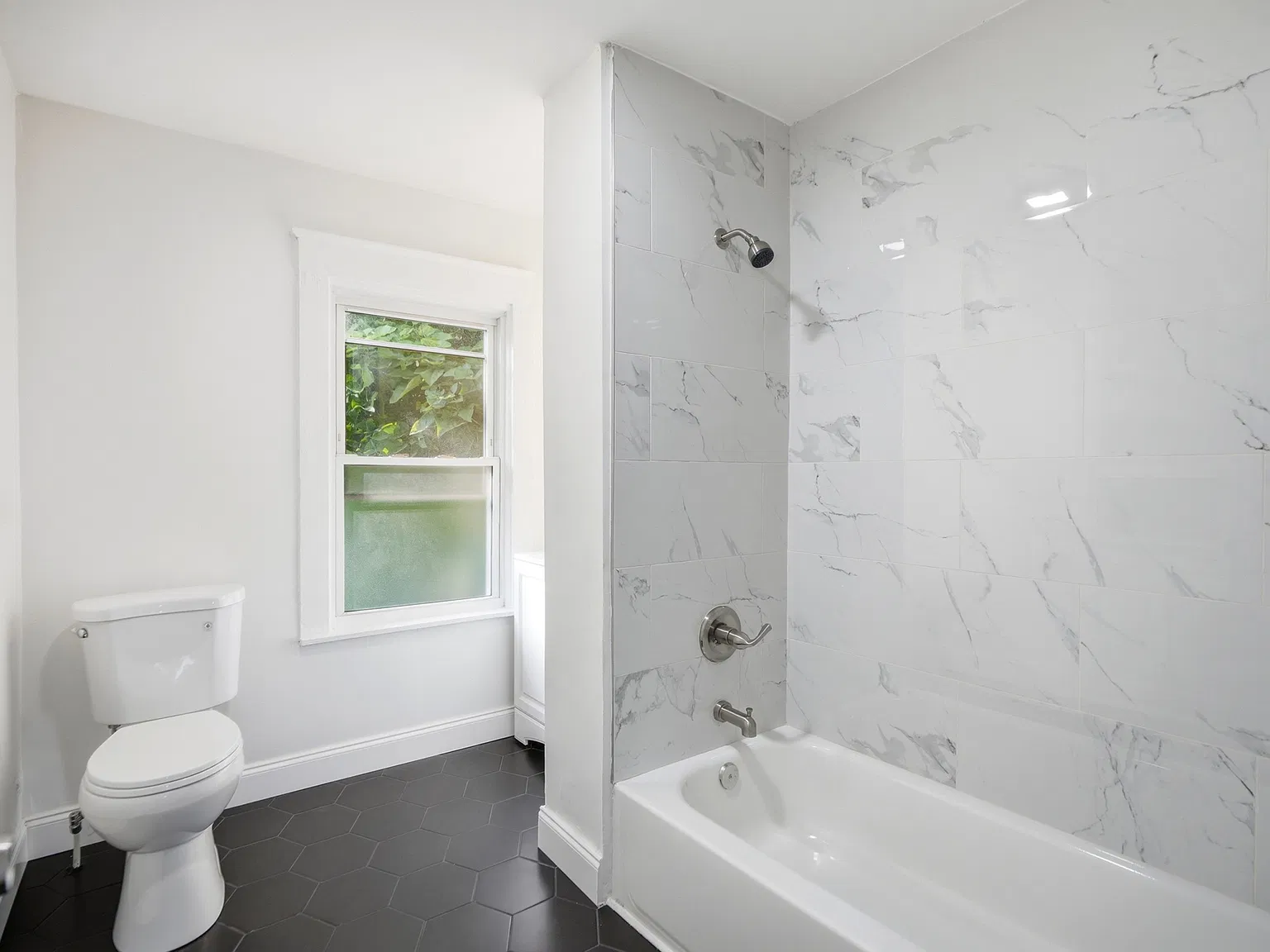 3 bed, 1.5 bath, 1612 sqft, $2,100 — Photo 2