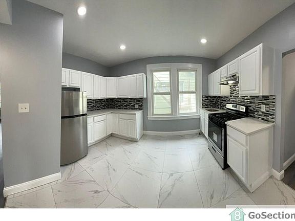 5th image of 356 Leslie St Floor 2
