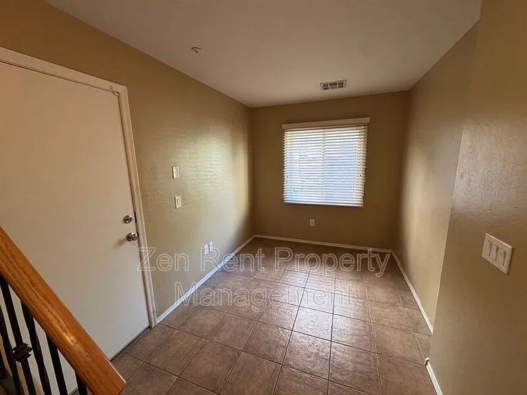 4062 E Windsor Dr — Photo 2