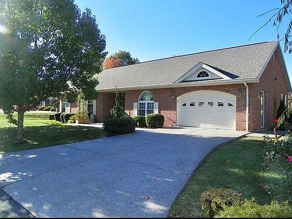 3rd image of 525 Carriage Dr