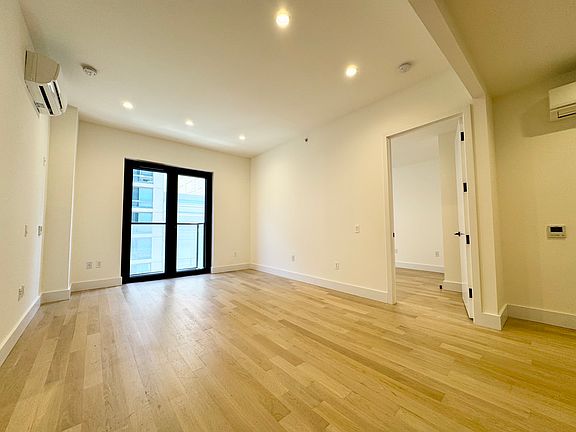 4th image of 260 Gold St #515